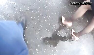 Оху*тительная охота на горячую шлю*у в мини-юбке и черных колготках: скрытая камера