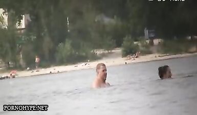Голая шлюха трахается в море