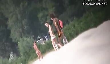 Лесбийский секс на пляже: две шлюхи обнажаются и трахаются