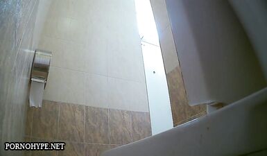 Скрытая камера в женском туалете: грязные секреты и интимные моменты!