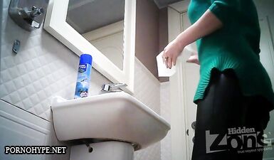 Дешевые проститутки трахаются на общественном туалете