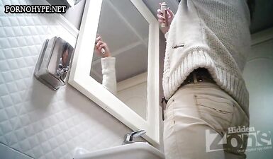 Подглядывание в общественном туалете: Горячая брюнетка делает минет!