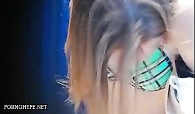 Наблюдал, как девушка трахает себя