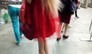 Красные трусики под красным платьем: горячая девка в сексуальном видео