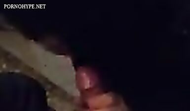 Девушка сосет член за алкоголь в публичном месте