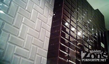 Дырка разорванной сучки писает на камеру, мастурбируя пальцами