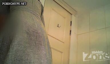 Женский туалет: Подглядывание в узком кадре!
