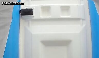 Толстая дама делает естественные нужды в общественном парке