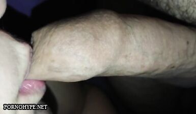 Сосет и лижет член близко в HD