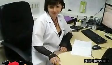 Замужняя женщина трахается с любовником прямо на работе