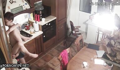 Русский мужик трахает свою жену на кухне: жесткий секс в деревне!