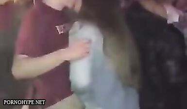 Подвыпившая пышка отсасывает член на танцплощадке ночного клуба
