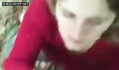 Сиськастая тетка отсасывает хуи перед камерой, как настоящая сучка!