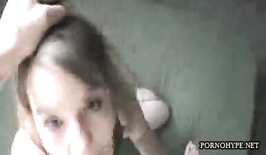 Оральный секс и наслаждение: горячая девушка исполняет минет