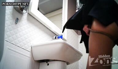 Извращенная красотка показывает свою дикую сторону в уборной