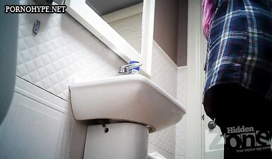 Подглядывающая камера застукала зрелую шлюху в туалете