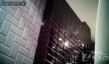 Шаловливая крошка делает непристойные дела в туалете: скрытая камера уловила все!