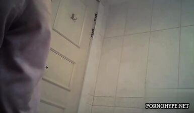 Скрытая камера в общественном туалете: Невероятные виды женских округлостей!