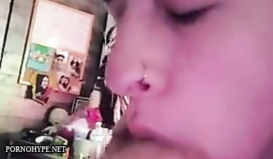 Горячая шлюха облизывает член приятеля до последней капли спермы