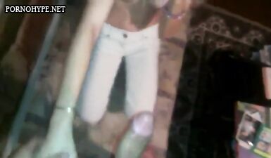 Сексуальная брюнетка сосет член и глотает сперму в приватном видео