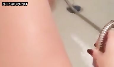 Молодая девушка мастурбирует струей душа и кончает от этого