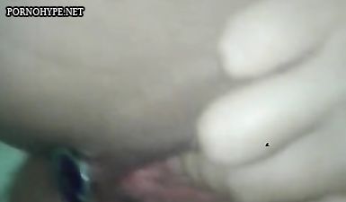 Дрочит пизду вибратором жене с анальной пробкой и трахает в рот