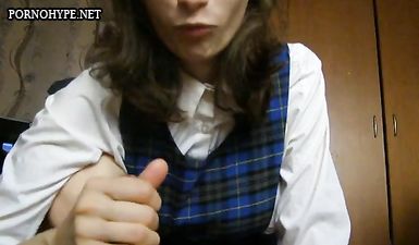 Девушка дрочит рукой член другу и посасывает ему залупу