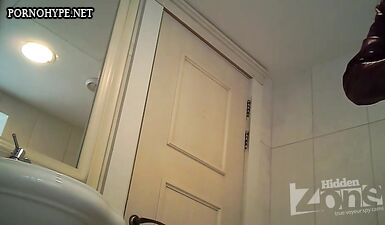 Горячий лесбийский секс в грязном туалете: страстные красотки не остановятся!