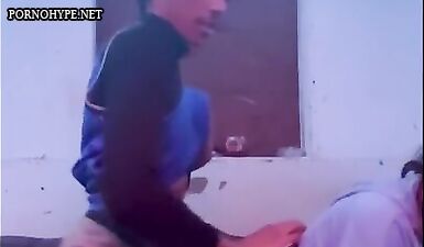 Большая черная шлюха жестко трахается в позе раком