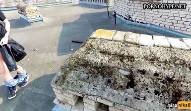 Горячая брюнетка с очками трахается на крыше в позе догги получая сперму