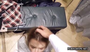 Шалава сосет в примерочной и заливает киску спермой