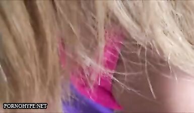 Сексуальная красотка в спортивном зале стонет от удовольствия