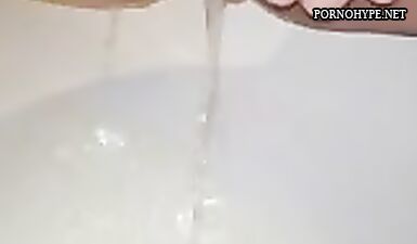 Горячая блондинка писает в душе: интимное видео для взрослых