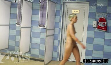 Скрытая камера: Женщина в душе без одежды под наблюдением