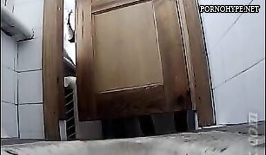 Подглядывающая камера в туалете школы: говно и хуи на видео