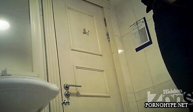 Сексуальная самка трахается с самой собой в общественном туалете: экстремальный онанизм и развратные мысли