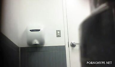 Горячая русская красотка сосет член в публичном WC