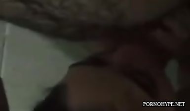 Два мужика ебут жену в душевой бассейна пока муж ждет в раздевалке