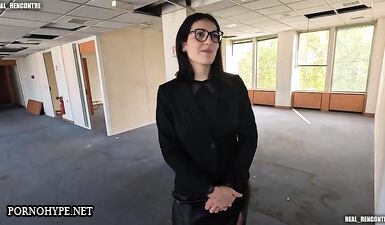 Проститутка сдает бордель и трахается с двумя черными членами