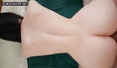 Похотливая кокетка обслуживает удовольствие счастливчика