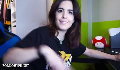 Латинская красотка с большими сиськами трахается на огромном члене