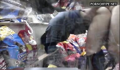 Грубый грузчик трахает шлюшку-продавщицу в магазине: жесткий секс без цензуры!