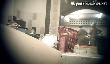 Скрытая камера в грязной бане: жесткий секс с шпионкой
