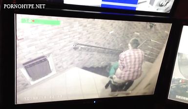 Молодежь трахается в подъезде, а консьерж смотрит через камеру наблюдения