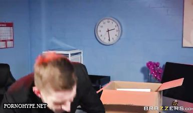 Большегрудая милфа в чулках принимает в узкую промежность твердый стояк любовника