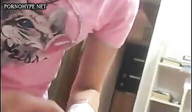 Жесткий господин удаляет волосы с члена русского раба