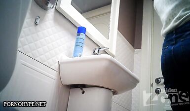 Соска в очках поймана на камеру в уборной!