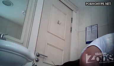 Девушка с черными волосами облегчается в туалете: жесткое порно.