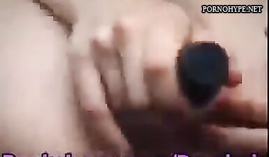 Горячая сучка с очками мастурбирует свою пизду пальцами и вибратором