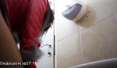 Девушки демонстрируют свои задницы в мерзких отходах